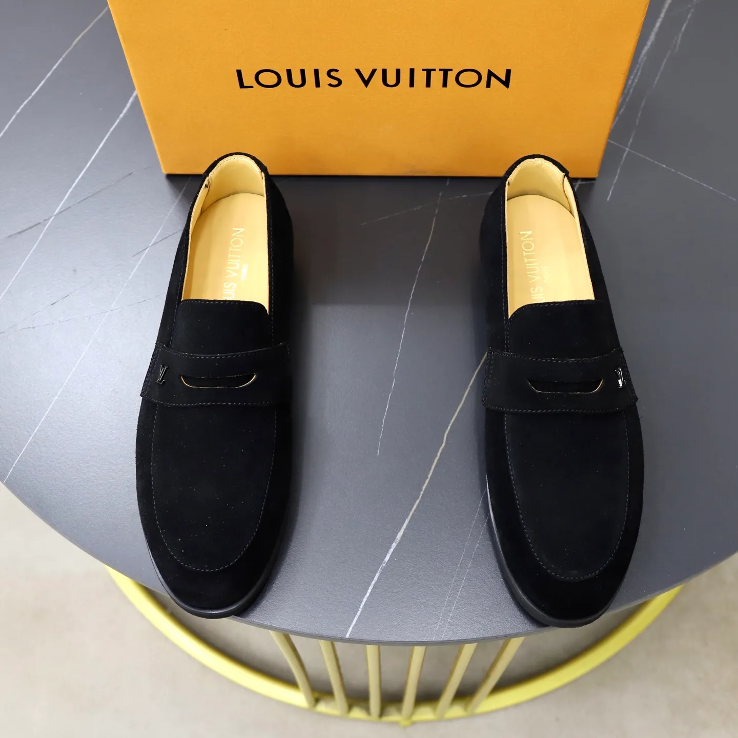 Ex-factory price: 442💰🙅‍♂️🙅‍♂️🙅‍♂️ Brand: LV Louis Vuitton Standard code: 38-44 (45 customized) Grade: Same as the official website Material: Original cow suede material stitching Comfortable and breathable cowhide lining Lightweight wear-resistant foam outsole Style category: Men's fashionable casual shoes Running sports shoes Distinguished luxury brand elements Top luxury color: actual picture color